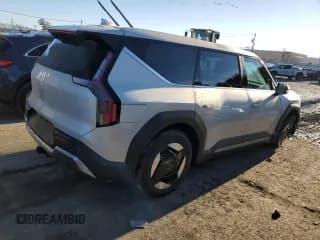 ✅ 2024 Kia EV9 Light Long Range • VIN: KNDAB5S19R6037382 • Lot: 85571274. Wystawiony na Copart z przebiegiem 3 123 mil. Bezpłatny archiwum sprzedaży aukcyjnych z USA i szczegółowy raport historii pojazdu na DreamBid. Zdjęcie 3.