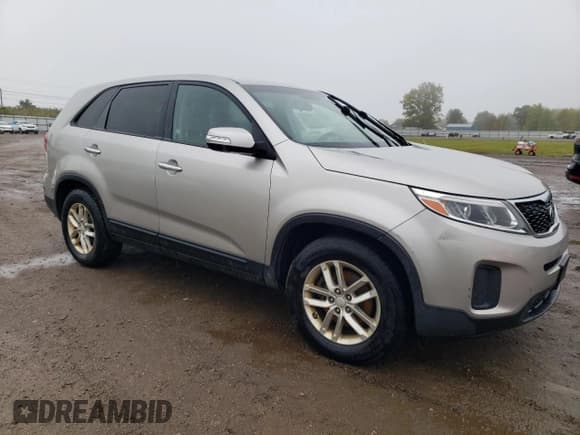 ✅ 2014 Kia Sorento LX • VIN: 5XYKT3A62EG525471 • Lot: 84255735. Listed on Copart with 181,164 mi. Free auction sales archive from the USA and detailed vehicle history report at DreamBid. Image 4.