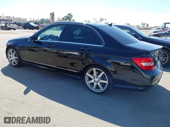 ✅ 2014 Mercedes-Benz C 250 Sport • VIN: WDDGF4HB9EG254966 • Lot: 43274146. Wystawiony na IAAI z przebiegiem 139 244 mil. Bezpłatny archiwum sprzedaży aukcyjnych z USA i szczegółowy raport historii pojazdu na DreamBid. Zdjęcie 3.