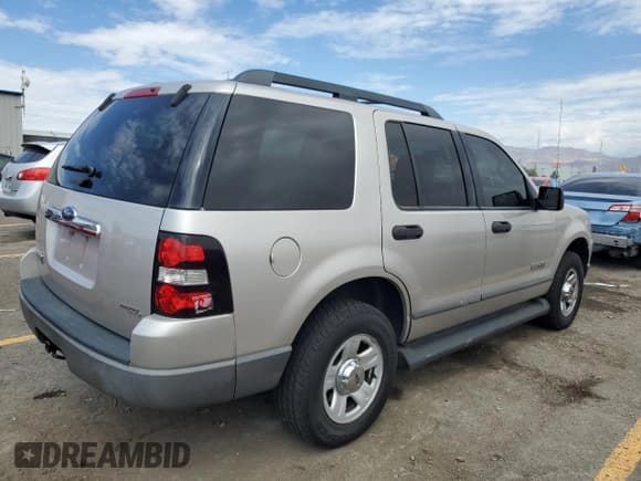 ✅ 2006 Ford Explorer XLS • VIN: 1FMEU62EX6UA01207 • Lot: 70498265. Wystawiony na Copart z przebiegiem 203 009 mil. Bezpłatny archiwum sprzedaży aukcyjnych z USA i szczegółowy raport historii pojazdu na DreamBid. Zdjęcie 3.