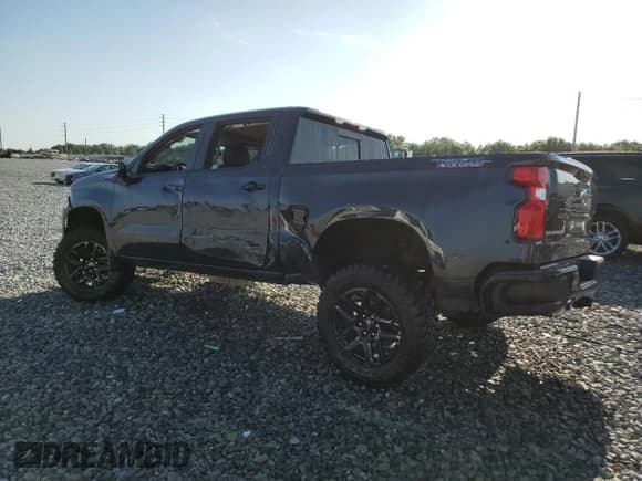 ✅ 2022 Chevrolet Silverado 1500 LT Trail Boss • VIN: 3GCUDFET2NG566112 • Lot: 56796405. Wystawiony na Copart z przebiegiem 27 750 mil. Bezpłatny archiwum sprzedaży aukcyjnych z USA i szczegółowy raport historii pojazdu na DreamBid. Zdjęcie 2.