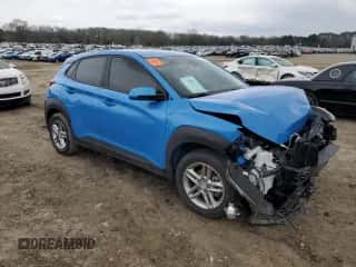 2020 Hyundai Kona SE z VIN KM8K12AA4LU475569, wystawiony jako Copart lot #46074773 z przebiegiem 27 247 mil mil oraz . Historia ofert i sprzedaży dostępna na DreamBid. Obrazek 4.