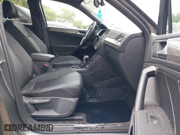 ✅ 2024 Volkswagen Tiguan SE R-Line Black • VIN: 3VV8B7AX9RM105729 • Lot: 43060610. Wystawiony na IAAI z przebiegiem 13 435 mil. Bezpłatny archiwum sprzedaży aukcyjnych z USA i szczegółowy raport historii pojazdu na DreamBid. Zdjęcie 5.