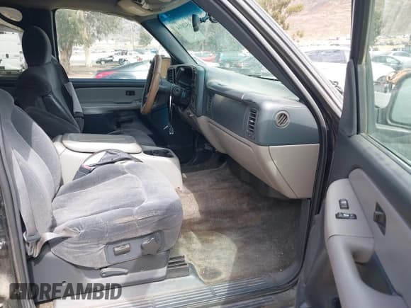 ✅ 2002 Chevrolet Suburban LT • VIN: 3GNEC16Z72G185775 • Lot: 43420114. Listed on IAAI with 189,783 mi. Free auction sales archive from the USA and detailed vehicle history report at DreamBid. Image 5.