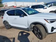 ✅ 2025 Volvo XC40 Plus Dark Theme • VIN: YV4L12UC2S2555370 • Лот: 43551919. Опубликован ранее на IAAI с пробегом 14 654 миль. Бесплатный доступ к архиву аукционных продаж из США и подробный отчёт об истории автомобиля на DreamBid. Изображение 13.