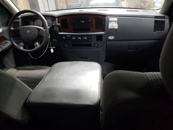 2006 Dodge 1500 Laramie z VIN 1D7HU18296S552196, wystawiony jako Copart lot #56712305 z przebiegiem 134 162 mil mil oraz Szkoda całkowita • Salvage title. Historia ofert i sprzedaży dostępna na DreamBid. Obrazek 8.