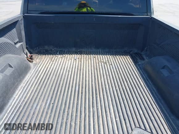 2013 Ram 1500 Express z VIN 3C6JR6AT8DG505511, wystawiony jako IAAI lot #43104315 z przebiegiem 306 996 mil mil oraz . Historia ofert i sprzedaży dostępna na DreamBid. Obrazek 8.