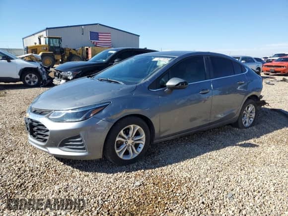 2019 Chevrolet Cruze LT z VIN 1G1BE5SMXK7136758, wystawiony jako Copart lot #82770765 z przebiegiem 132 017 mil mil oraz Szkoda całkowita • Salvage title. Historia ofert i sprzedaży dostępna na DreamBid. Obrazek 1.
