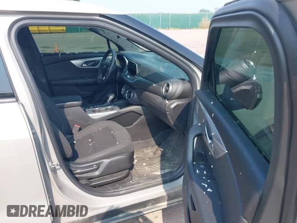 2021 Chevrolet Blazer LT z VIN 3GNKBHR46MS552048, wystawiony jako IAAI lot #42835039 z przebiegiem 60 757 mil mil oraz . Historia ofert i sprzedaży dostępna na DreamBid. Obrazek 5.