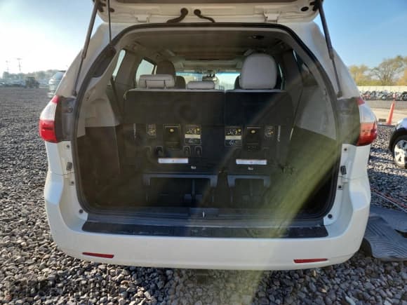 ✅ 2015 Toyota Sienna XLE • VIN: 5TDDK3DC6FS127908 • Лот: 86880825. Опубликован ранее на Copart с пробегом 135 386 миль. Бесплатный доступ к архиву аукционных продаж из США и подробный отчёт об истории автомобиля на DreamBid. Изображение 6.