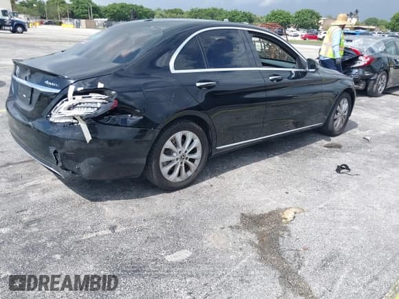 ✅ 2019 Mercedes-Benz C 300 • VIN: 55SWF8EB8KU302480 • Lot: 42661463. Wystawiony na IAAI z przebiegiem 106 287 mil. Bezpłatny archiwum sprzedaży aukcyjnych z USA i szczegółowy raport historii pojazdu na DreamBid. Zdjęcie 4.