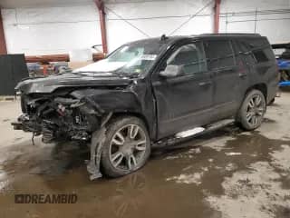 2020 Chevrolet Tahoe Premier z VIN 1GNSKCKJ4LR189690, wystawiony jako Copart lot #86889184 z przebiegiem Nie podano mil oraz Szkoda całkowita • Salvage title. Historia ofert i sprzedaży dostępna na DreamBid. Obrazek 1.