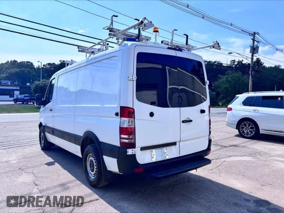 ✅ 2012 Mercedes-Benz Sprinter Cargo • VIN: WD3PE7CC2C5709058 • Lot: 67171495. Wystawiony na Copart z przebiegiem 132 374 mil. Bezpłatny archiwum sprzedaży aukcyjnych z USA i szczegółowy raport historii pojazdu na DreamBid. Zdjęcie 3.