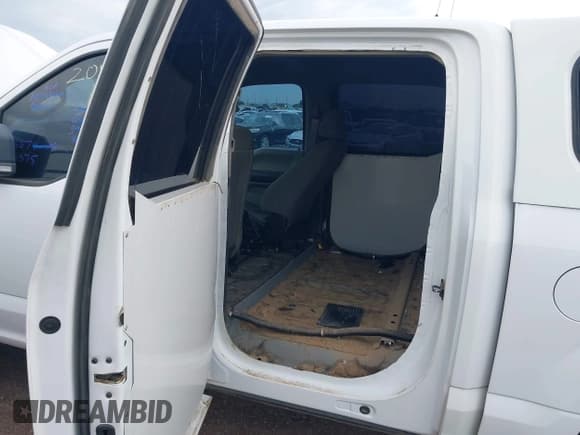 ✅ 2018 Ford F-150 XL • VIN: 1FTEW1EG9JKF64073 • Lot: 43423301. Wystawiony na IAAI z przebiegiem 103 674 mil. Bezpłatny archiwum sprzedaży aukcyjnych z USA i szczegółowy raport historii pojazdu na DreamBid. Zdjęcie 18.