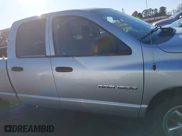 2003 Dodge 1500 ST z VIN 1D7HA18Z03J556595, wystawiony jako IAAI lot #41339381 z przebiegiem 208 834 mil mil oraz . Historia ofert i sprzedaży dostępna na DreamBid. Obrazek 13.