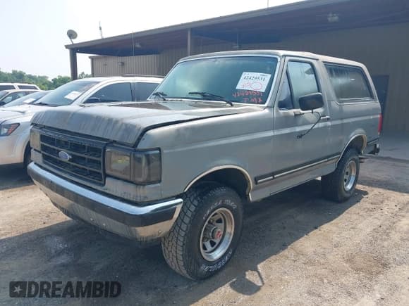 ✅ 1989 Ford Bronco XL • VIN: 1FMEU15NXKLA14330 • Lot: 42429531. Listed on IAAI with 82,009 mi. Free auction sales archive from the USA and detailed vehicle history report at DreamBid. Image 2.