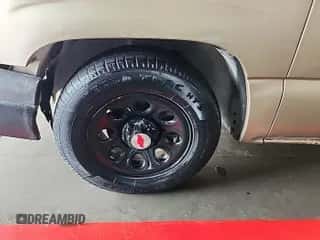 2005 Chevrolet Silverado 1500 Work Truck z VIN 1GCEC14X35Z184850, wystawiony jako IAAI lot #43564120 z przebiegiem 38 903 mil mil oraz . Historia ofert i sprzedaży dostępna na DreamBid. Obrazek 1.