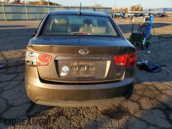 ✅ 2013 Kia Forte EX • VIN: KNAFU4A21D5721469 • Lot: 90328205. Wystawiony na Copart z przebiegiem 185 072 mil. Bezpłatny archiwum sprzedaży aukcyjnych z USA i szczegółowy raport historii pojazdu na DreamBid. Zdjęcie 6.