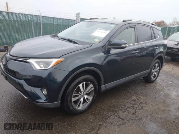 ✅ 2018 Toyota RAV4 XLE • VIN: JTMRFREV6JD223152 • Lot: 43748496. Wystawiony na IAAI z przebiegiem 81 033 mil. Bezpłatny archiwum sprzedaży aukcyjnych z USA i szczegółowy raport historii pojazdu na DreamBid. Zdjęcie 18.