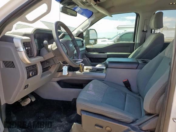 ✅ 2023 Ford F-350 XL • VIN: 1FT8W3BT4PEC87821 • Lot: 69354505. Wystawiony na Copart z przebiegiem 98 485 mil. Bezpłatny archiwum sprzedaży aukcyjnych z USA i szczegółowy raport historii pojazdu na DreamBid. Zdjęcie 7.