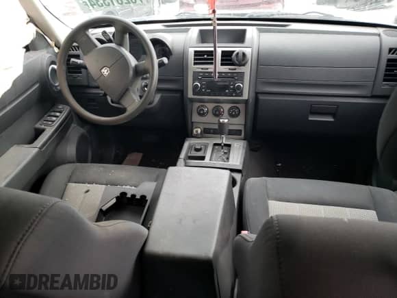 2010 Dodge Nitro SE z VIN 1D4PU2GK3AW146299, wystawiony jako Copart lot #76261334 z przebiegiem 140 721 mil mil oraz Szkoda całkowita • Salvage title. Historia ofert i sprzedaży dostępna na DreamBid. Obrazek 8.