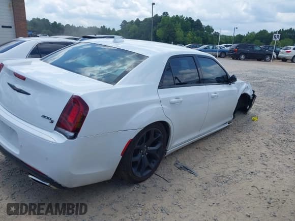 ✅ 2021 Chrysler 300 S • VIN: 2C3CCABG5MH634303 • Lot: 42794120. Listed on IAAI with 94,597 mi. Free auction sales archive from the USA and detailed vehicle history report at DreamBid. Image 4.
