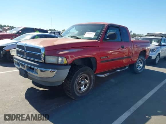 2000 Dodge 1500 z VIN 1B7HF13Y6YJ102207, wystawiony jako IAAI lot #43506519 z przebiegiem 144 023 mil mil oraz . Historia ofert i sprzedaży dostępna na DreamBid. Obrazek 2.