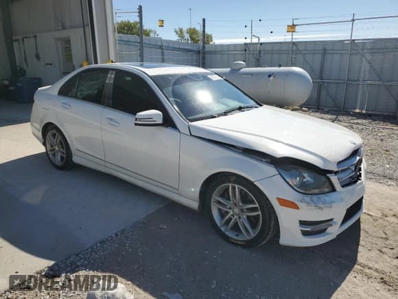✅ 2013 Mercedes-Benz C 300 Sport • VIN: WDDGF8AB1DF899634 • Lot: 82237315. Wystawiony na Copart z przebiegiem 122 557 mil. Bezpłatny archiwum sprzedaży aukcyjnych z USA i szczegółowy raport historii pojazdu na DreamBid. Zdjęcie 4.
