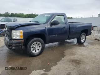 2011 Chevrolet Silverado 1500 Work Truck z VIN 1GCNKPEX0BZ196003, wystawiony jako Copart lot #63033045 z przebiegiem 101 388 mil mil oraz Szkoda całkowita • Salvage title. Historia ofert i sprzedaży dostępna na DreamBid. Obrazek 1.