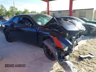 2018 Dodge Challenger T/A z VIN 2C3CDZBT5JH333597, wystawiony jako IAAI lot #43353155 z przebiegiem 33 312 mil mil oraz . Historia ofert i sprzedaży dostępna na DreamBid. Obrazek 1.