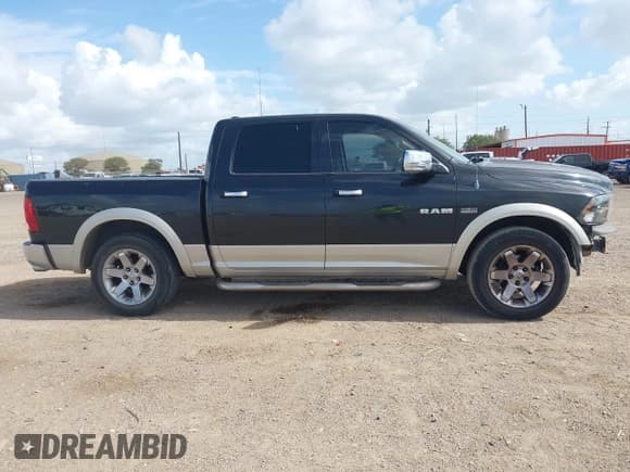 ✅ 2009 Dodge 1500 Laramie • VIN: 1D3HB13T29S778382 • Lot: 42456475. Wystawiony na IAAI z przebiegiem 229 669 mil. Bezpłatny archiwum sprzedaży aukcyjnych z USA i szczegółowy raport historii pojazdu na DreamBid. Zdjęcie 14.