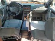 ✅ 1998 Mercedes-Benz C 230/260/280/320 • VIN: WDBHA23G6WA554827 • Lot: 64129885. Wystawiony na Copart z przebiegiem 135 990 mil. Bezpłatny archiwum sprzedaży aukcyjnych z USA i szczegółowy raport historii pojazdu na DreamBid. Zdjęcie 8.