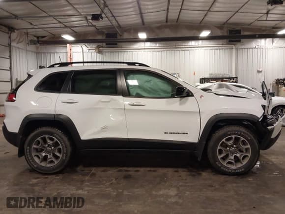✅ 2022 Jeep Cherokee Trailhawk • VIN: 1C4PJMBX9ND504737 • Lot: 42253723. Listed on IAAI with 25,235 mi. Free auction sales archive from the USA and detailed vehicle history report at DreamBid. Image 14.