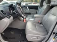 ✅ 2013 Toyota Highlander Plus • VIN: 5TDBK3EH6DS209247 • Лот: 93671325. Опубликован ранее на Copart с пробегом 140 610 миль. Бесплатный доступ к архиву аукционных продаж из США и подробный отчёт об истории автомобиля на DreamBid. Изображение 7.