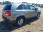 ✅ 2011 Kia Sorento LX • VIN: 5XYKT3A15BG107454 • Lot: 43462947. Wystawiony na IAAI z przebiegiem 115 530 mil. Bezpłatny archiwum sprzedaży aukcyjnych z USA i szczegółowy raport historii pojazdu na DreamBid. Zdjęcie 4.