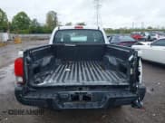 ✅ 2018 Toyota Tacoma SR • VIN: 5TFRX5GN1JX113093 • Lot: 43399121. Wystawiony na IAAI z przebiegiem 158 006 mil. Bezpłatny archiwum sprzedaży aukcyjnych z USA i szczegółowy raport historii pojazdu na DreamBid. Zdjęcie 17.