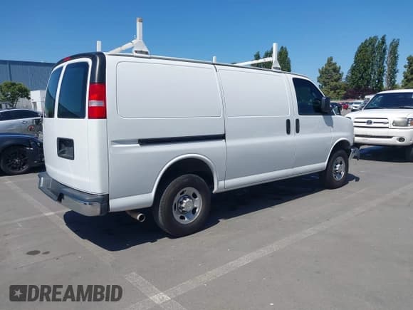 ✅ 2020 Chevrolet Express Cargo • VIN: 1GCWGAFP3L1273819 • Lot: 42299806. Wystawiony na IAAI z przebiegiem 88 391 mil. Bezpłatny archiwum sprzedaży aukcyjnych z USA i szczegółowy raport historii pojazdu na DreamBid. Zdjęcie 4.