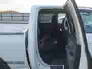 2019 Ram 1500 SLT z VIN 1C6RR6GG6KS670072, wystawiony jako IAAI lot #43225321 z przebiegiem 100 246 mil mil oraz . Historia ofert i sprzedaży dostępna na DreamBid. Obrazek 8.