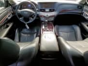 ✅ 2018 Infiniti Q70 Luxe • VIN: JN1BY1PP2JM330438 • Лот: 64376095. Опубликован ранее на Copart с пробегом 91 313 миль. Бесплатный доступ к архиву аукционных продаж из США и подробный отчёт об истории автомобиля на DreamBid. Изображение 8.