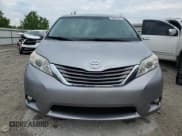 ✅ 2013 Toyota Sienna XLE AAS • VIN: 5TDYK3DC3DS280051 • Лот: 56063785. Опубликован ранее на Copart с пробегом 199 875 миль. Бесплатный доступ к архиву аукционных продаж из США и подробный отчёт об истории автомобиля на DreamBid. Изображение 5.