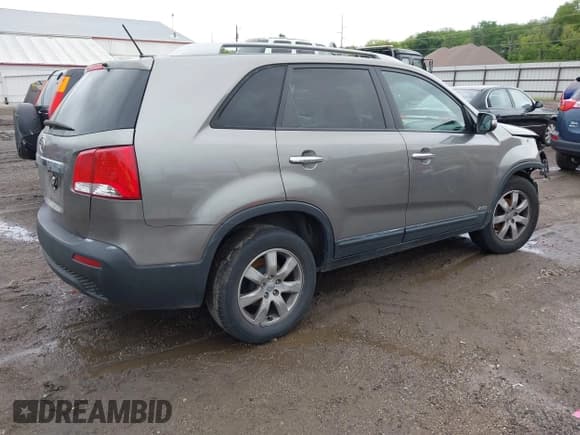 ✅ 2013 Kia Sorento LX • VIN: 5XYKTDA29DG405264 • Lot: 42327223. Listed on IAAI with 209,651 mi. Free auction sales archive from the USA and detailed vehicle history report at DreamBid. Image 4.