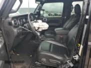 ✅ 2022 Jeep Wrangler Unlimited Sahara Altitude • VIN: 1C4HJXEG5NW125451 • Lot: 85537525. Wystawiony na Copart z przebiegiem 61 269 mil. Bezpłatny archiwum sprzedaży aukcyjnych z USA i szczegółowy raport historii pojazdu na DreamBid. Zdjęcie 7.