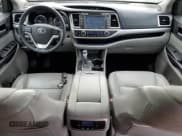 ✅ 2016 Toyota Highlander XLE • VIN: 5TDJKRFH3GS300963 • Lot: 92726075. Wystawiony na Copart z przebiegiem 147 586 mil. Bezpłatny archiwum sprzedaży aukcyjnych z USA i szczegółowy raport historii pojazdu na DreamBid. Zdjęcie 8.