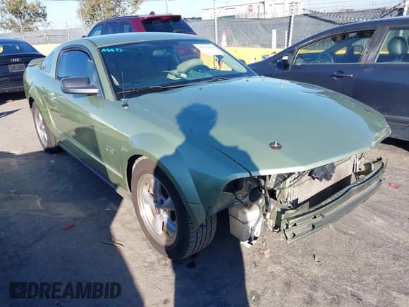 ✅ 2006 Ford Mustang GT Deluxe • VIN: 1ZVFT82H765208128 • Lot: 43752414. Listed on IAAI with 124,252 mi. Free auction sales archive from the USA and detailed vehicle history report at DreamBid. Image 1.