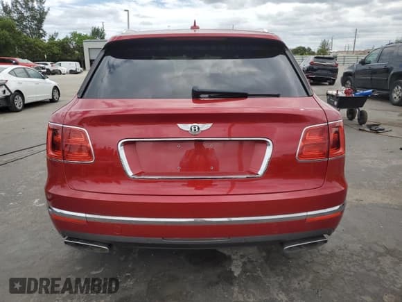 ✅ 2017 Bentley Bentayga W12 • VIN: SJAAC2ZV1HC014037 • Lot: 91388065. Wystawiony na Copart z przebiegiem Nie podano. Bezpłatny archiwum sprzedaży aukcyjnych z USA i szczegółowy raport historii pojazdu na DreamBid. Zdjęcie 6.
