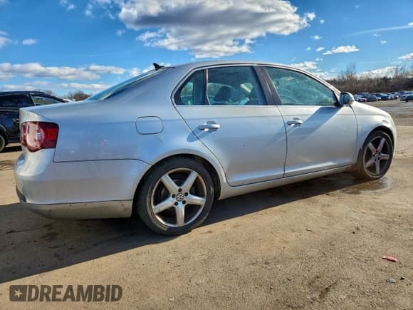 ✅ 2010 Volkswagen Jetta SE • VIN: 3VWRZ7AJ3AM023555 • Лот: 96520055. Опубликован ранее на Copart с пробегом 185 311 миль. Бесплатный доступ к архиву аукционных продаж из США и подробный отчёт об истории автомобиля на DreamBid. Изображение 3.