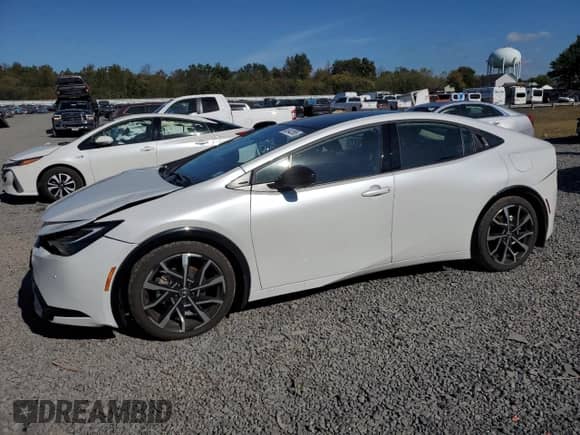 2025 Toyota Prius SE z VIN JTDACACU9S3043379, wystawiony jako Copart lot #85342555 z przebiegiem 3 866 mil mil oraz Szkoda całkowita • Salvage title. Historia ofert i sprzedaży dostępna na DreamBid. Obrazek 1.