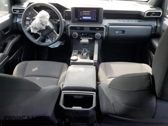 ✅ 2025 Toyota Tacoma SR • VIN: 3TYLD5KN0ST012953 • Lot: 81481745. Wystawiony na Copart z przebiegiem 1 939 mil. Bezpłatny archiwum sprzedaży aukcyjnych z USA i szczegółowy raport historii pojazdu na DreamBid. Zdjęcie 8.