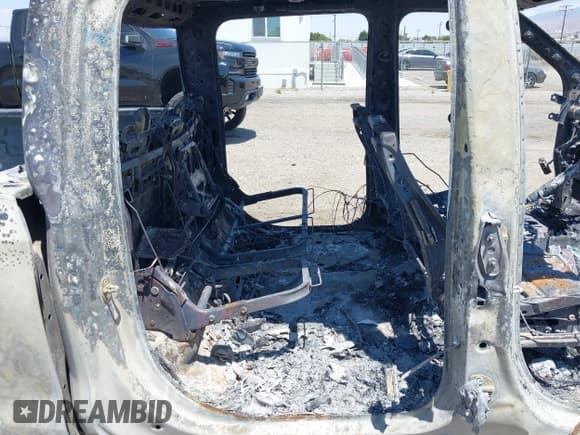 ✅ 2020 Chevrolet Silverado 1500 RST • VIN: 1GCUYEED4LZ257536 • Lot: 42428290. Wystawiony na IAAI z przebiegiem Nie podano. Bezpłatny archiwum sprzedaży aukcyjnych z USA i szczegółowy raport historii pojazdu na DreamBid. Zdjęcie 8.