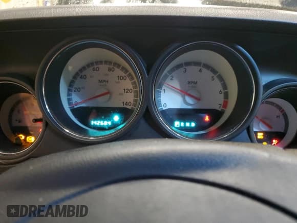 ✅ 2010 Dodge Challenger SE • VIN: 2B3CJ4DV5AH306584 • Lot: 81502034. Wystawiony na Copart z przebiegiem 142 684 mil. Bezpłatny archiwum sprzedaży aukcyjnych z USA i szczegółowy raport historii pojazdu na DreamBid. Zdjęcie 9.